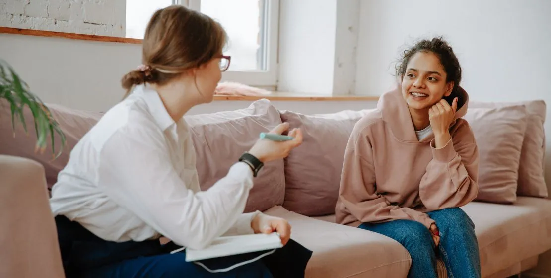 A supportive clinical discussion illustrating an early intervention program guiding a family toward recovery.